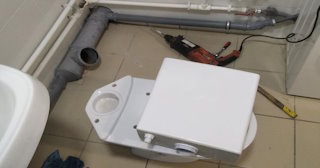 Установка напольного унитаза в Салехарде: монтаж под ключ от СантехДомСлх от 5240 рублей.