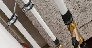 Замена труб водоснабжения в квартире: цена от 2096 руб. - СантехДомСлх